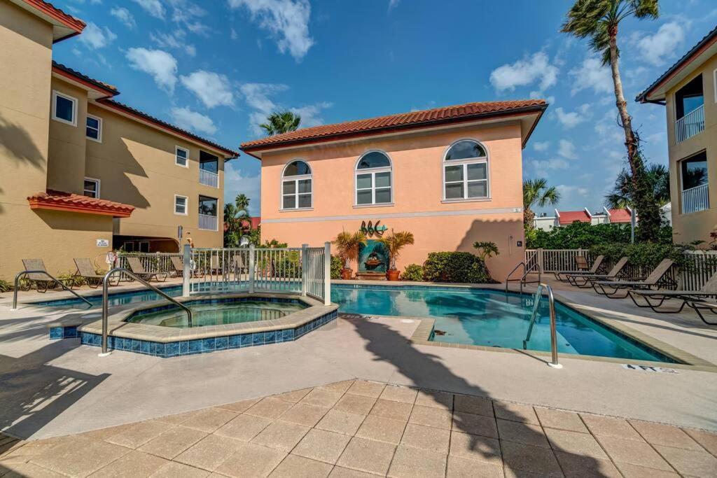 Bradenton Beach Resort Style Getaway-Walk to Beach Exterior foto